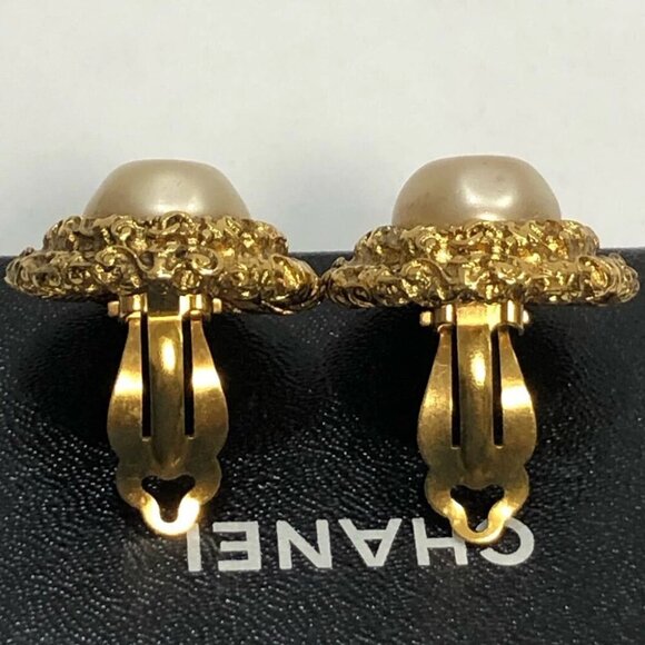 CHANEL Pearl Round Vintage Clip-On Earrings Gold Tone 93A Auth w/Box #2693 - Picture 3 of 8
